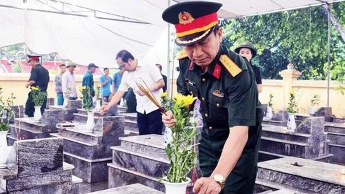 Dâng hương tri ân các Anh hùng liệt sĩ tại Nghĩa trang liệt sĩ xã Vô Tranh. (Ảnh: DUY ĐỨC).