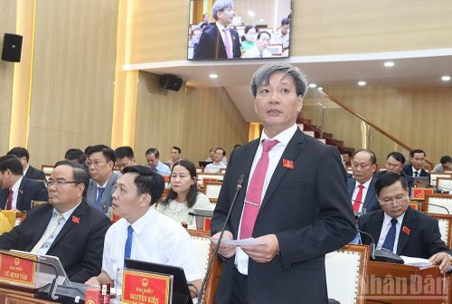 Đại biểu Nguyễn Kiên chất vấn nguyên nhân vì sao tiến độ giải ngân của tỉnh không đạt so với yêu cầu đề ra.