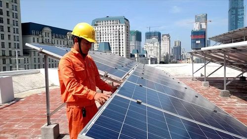 Công nhân EVNHCMC kiểm tra, bảo dưỡng một hệ thống điện mặt trời mái nhà.