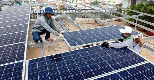 Công nhân thi công lắp đặt điện mặt trời mái nhà.