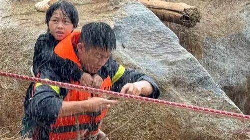 Lực lượng cứu hộ giải cứu người dân bị cô lập trong lũ.