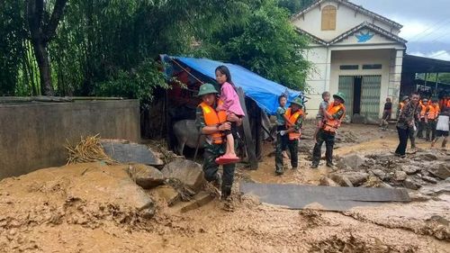 Đưa người dân ra khỏi vùng bị lũ cô lập đến nơi an toàn.