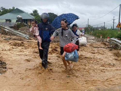 Người dân di chuyển đến nơi tam trú an toàn.