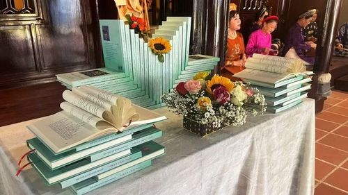Tập sách “Lời ca châu ngọc” do nhà thơ Võ Quê sưu tầm, biên soạn - một công trình có giá trị văn hóa ca Huế đặc sắc của Cố đô Huế ra mắt bạn đọc.