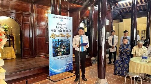 Giám đốc Bảo tàng Lịch sử thành phố Huế Nguyễn Đức Lộc phát biểu tại buổi ra mắt sách.