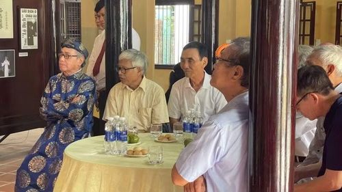 Đông đảo các nhà nghiên cứu, chuyên gia, dịch giả nghiên cứu về ca Huế tham gia tại buổi ra mắt sách.