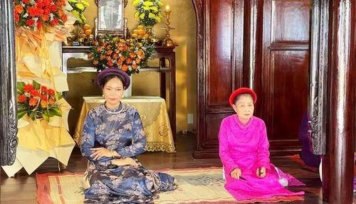 Hai thế hệ ca Huế (bà và cháu) cùng tham gia tại buổi ra mắt sách “Lời ca châu ngọc”.