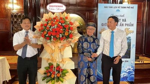Lãnh đạo Sở Văn hóa và Thể thao thành phố Huế và Bảo tàng Lịch sử thành phố tặng hoa chúc mừng nhà thơ Võ Quê.