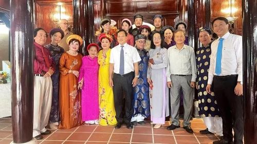 Lãnh đạo Sở Văn hóa và Thể thao thành phố Huế và Bảo tàng Lịch sử thành phố chụp ảnh lưu niệm cùng đội ngũ các nghệ sĩ, dịch giả, diễn viên ca Huế các thời kỳ.