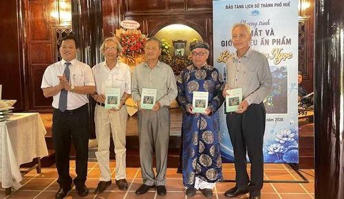 Lãnh đạo Sở Văn hóa và Thể thao thành phố Huế trao sách tặng các tác giả, nhà nghiên cứu về di sản ca Huế.