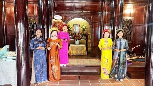 Các thế hệ nghệ sĩ, diễn viên ca Huế với trang phục thanh lịch góp lời ca, tiếng hát tại buổi gặp gỡ ra mắt sách tại không gian Châu Hương Viên.