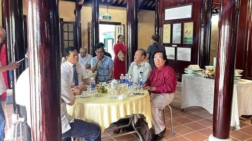 Lãnh đạo Sở Văn hóa và Thể thao thành phố Huế cùng các ban, ngành và đông đảo các nhà nghiên cứu văn hóa Huế, bạn đọc tham dự tại buổi ra mắt sách.