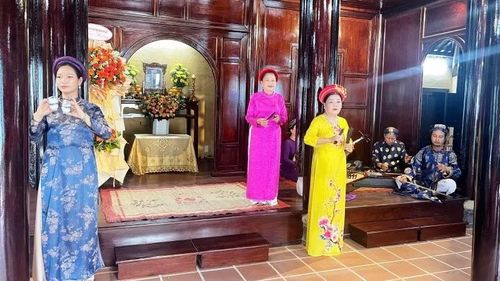 Đội ngũ các nghệ sĩ, diễn viên ca Huế cùng góp vui những lời ca Huế vang lên trong không gian Châu Hương Viên - nơi lưu dấu danh nhân Ưng Bình, một người đã dành trọn đời mình cho thi ca và ca Huế.