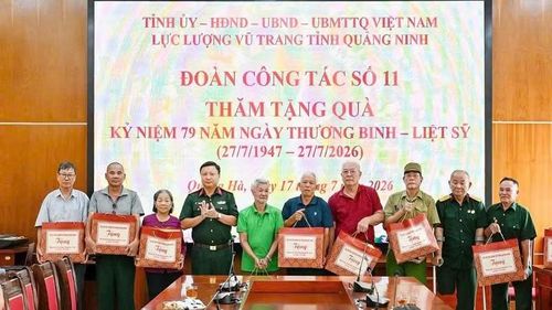 Đại tá Lê Trọng Hòa, Ủy viên Ban Thường vụ Tỉnh ủy, Chỉ huy trưởng Bộ Chỉ huy quân sự tỉnh Quảng Ninh tặng quà các gia đình chính sách tại xã Quảng Hà.