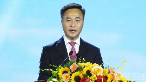 Chủ tịch Ủy ban nhân dân tỉnh Khánh Hòa Nguyễn Việt Hùng phát biểu khai mạc Festival Biển.