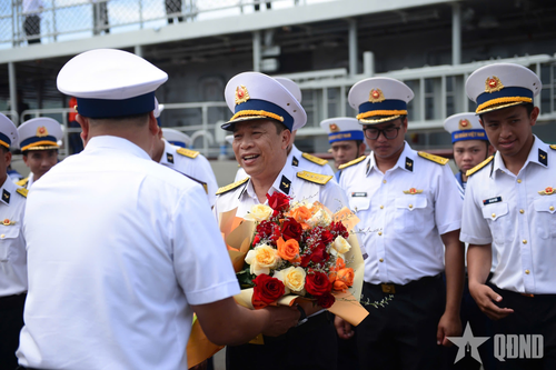 Tặng hoa các thành viên đoàn công tác.