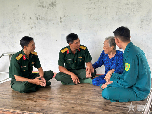  Đoàn công tác Ban CHQS xã Hưng Mỹ thăm hỏi sức khỏe Mẹ Việt Nam Anh hùng Trương Thị Huệ. 