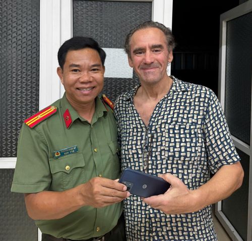 Cán bộ Công an phường Hòa Khánh trao trả tài sản cho ông Jeff.