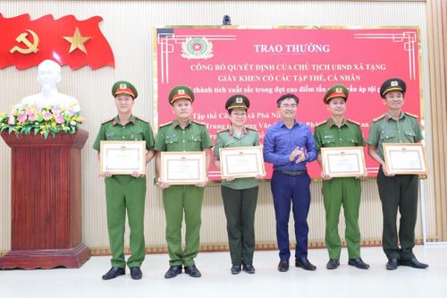 Chủ tịch UBND xã Phú Ninh Nguyễn Hữu Bình khen thưởng cho tập thể và các cá nhân Công an xã.
