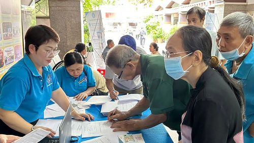 Chuyên viên BHXH TPHCM tư vấn chính sách BHYT, BHXH cho người dân
