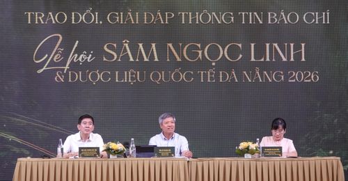 Các đại biểu trả lời họp báo tại lễ hội. Ảnh: XUÂN QUỲNH