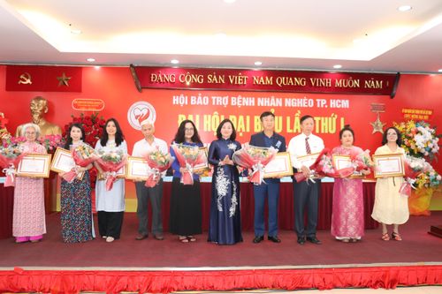  Đồng chí Trương Thị Bích Hạnh trao Bằng khen của Chủ tịch UBND TPHCM đến các tập thể, cá nhân. Ảnh: CẨM TUYẾT 