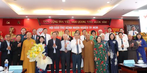  Đồng chí Nguyễn Phước Lộc và đồng chí Trương Thị Bích Hạnh tặng hoa chúc mừng Ban Chấp hành Hội Bảo trợ Bệnh nhân nghèo TPHCM nhiệm kỳ 2026-2031. Ảnh: CẨM TUYẾT 