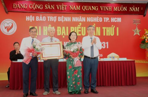  Đồng chí Nguyễn Phước Lộc trao Bằng khen của Thủ tướng Chính phủ đến Hội Bảo trợ Bệnh nhân nghèo TPHCM. Ảnh: CẨM TUYẾT 