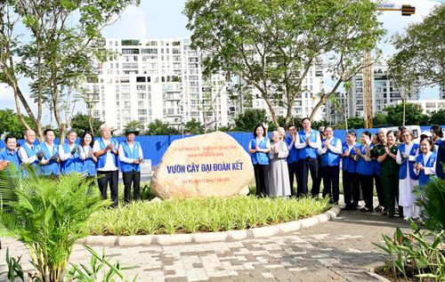  Lãnh đạo TPHCM dự Lễ khánh thành công trình Vườn cây Đại đoàn kết tại phường Tân Mỹ (TPHCM). Ảnh: VĂN MINH 
