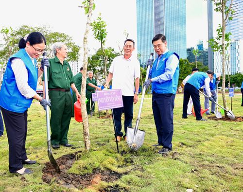  Phó Chủ tịch HĐND TPHCM Nguyễn Văn Dũng cùng các đại biểu trồng cây. Ảnh: VĂN MINH 