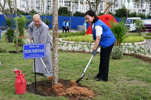  Phó Chủ tịch Thường trực Ủy ban MTTQ Việt Nam TPHCM Trương Thị Bích Hạnh cùng đại biểu trồng cây. Ảnh: QUỐC THANH 