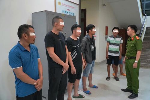 Các đối tượng liên quan đến đường dây cá độ bóng đá do Nguyễn Đ. Ng cầm đầu.
