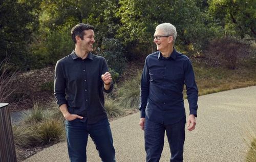 Apple đặt cược vào năng lực quản trị và phát triển sản phẩm thay vì sức ảnh hưởng của CEO trên mạng xã hội.