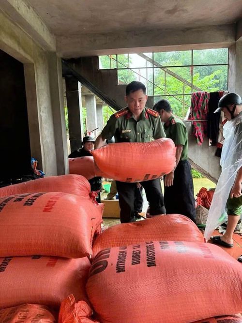 Công an Lai Châu khẩn trương gúp dân ứng phó mưa lũ.