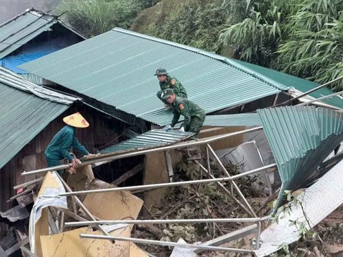 Lũ quét, sạt lở làm sập 4 nhà dân ở bản Xà Hồ.