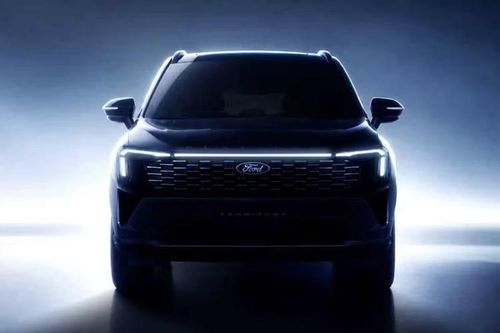 Ford Việt Nam vừa hé lộ phiên bản mới dành cho mẫu SUV cỡ C Territory. Hình ảnh đăng tải trên mạng xã hội cho thấy xe mang tên Territory Platinum, với dòng chữ "Platinum" nổi bật trên nắp ca-pô. Hiện hãng vẫn chưa công bố thời điểm ra mắt chính thức.