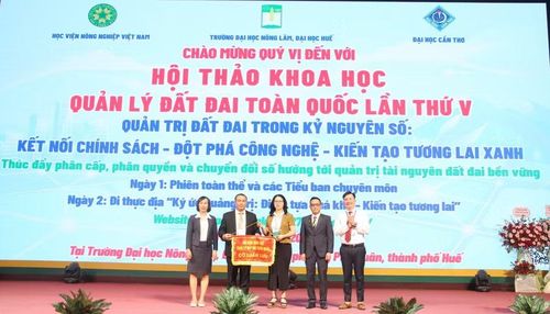 Trao cờ luân lưu cho đơn vị đăng cai tổ chức hội thảo năm 2027.
