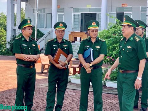 Đại tá Hà Văn Thanh, Chỉ huy trưởng Bộ đội Biên phòng tỉnh Cà Mau chỉ đạo Đồn Biên phòng Tân Tiến khẩn trương thực hiện các giải pháp bảo đảm an toàn khu vực bên trong Trạm kiểm soát Biên phòng Hố Gùi. Ảnh: Thiên Bảo