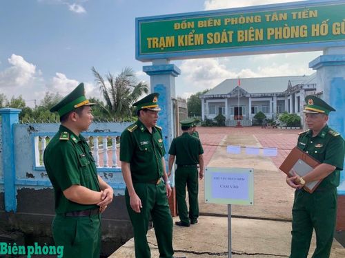Tại vị trí bị sạt lở được lắp đặt biển cảnh báo nguy hiểm, hạn chế người qua lại khu vực có nguy cơ tiếp tục sạt lở. Ảnh: Thiên Bảo