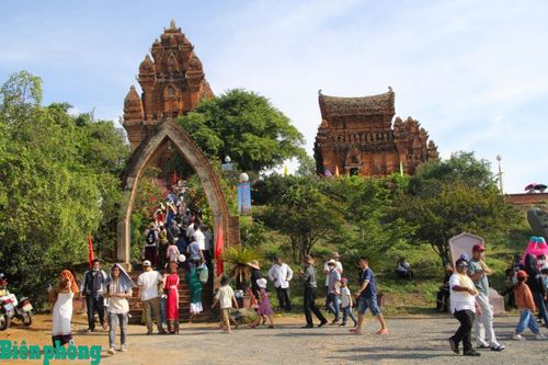 Du khách gần xa đổ về tháp Po Glong Garai tham dự lễ hội của đồng bào Chăm. Ảnh: Việt Bắc