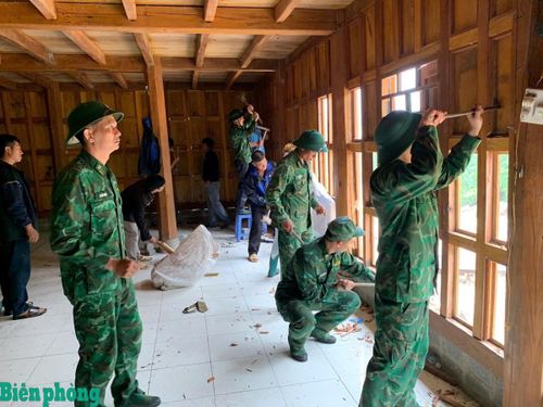 Đồn Biên phòng Pa Vệ Sử cử lực lượng hỗ trợ nhân dân tháo dỡ nhà cửa tránh sạt lở đất. Ảnh: Biên Cương