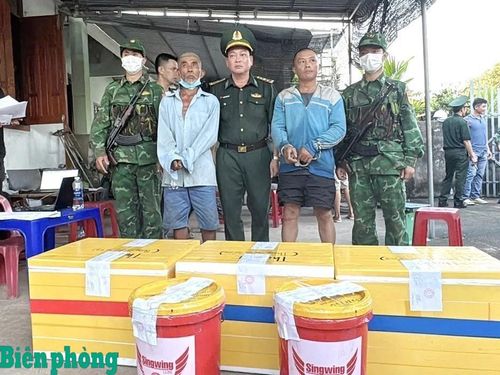 Hai cha con Nguyễn Lệnh và Nguyễn Hữu Nhân bị bắt giữ khi đang vận chuyển thuốc nổ giao cho khách. Ảnh: Nguyễn Hòa Bình