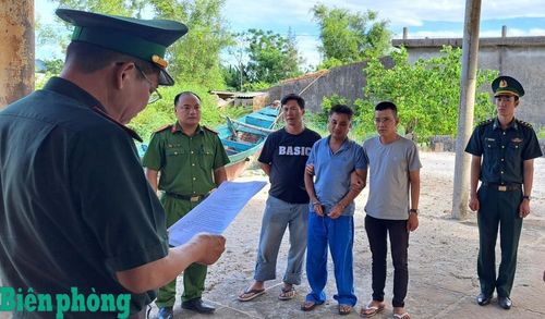 Lực lượng chức năng đọc lệnh khám xét khẩn cấp đối với Ngô Thế Hải. Ảnh: Nguyễn Hòa Bình