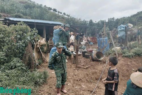 Cán bộ, chiến sĩ Đồn Biên phòng Chiềng Tương, Bộ đội Biên phòng tỉnh Sơn La giúp nhân dân di chuyển đồ đạc đến nơi an toàn. Ảnh: Quàng Hùng