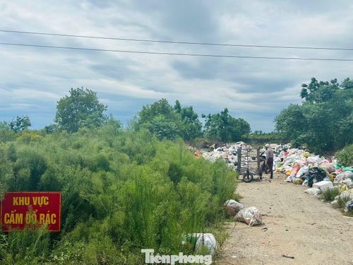 Do nhà máy rác quá tải, một số địa phương rác ùn ứ tại điểm trung chuyển, chính quyền phải cắm biển khu vực cấm đổ rác.