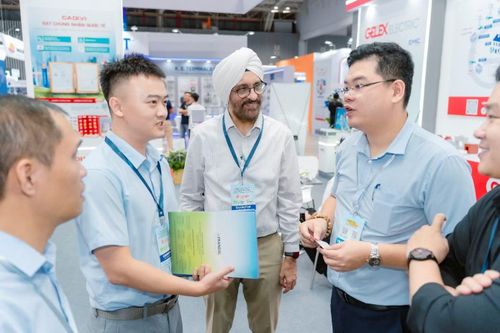 Gian hàng của GELEX Electric thu hút đông đảo khách tham quan quốc tế.