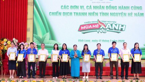 Ban Giám đốc Đại học Trà Vinh trao thư cảm ơn các đơn vị, cá nhân đồng hành cùng chiến dịch thanh niên tình nguyện hè của trường.
