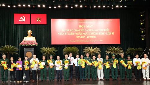 Chủ tịch HĐND TPHCM Võ Văn Minh cùng Phó Bí thư Thường trực Thành ủy TPHCM Lê Quốc Phong trao quà tri ân thương binh, người hoạt động kháng chiến bị địch bắt tù đày.