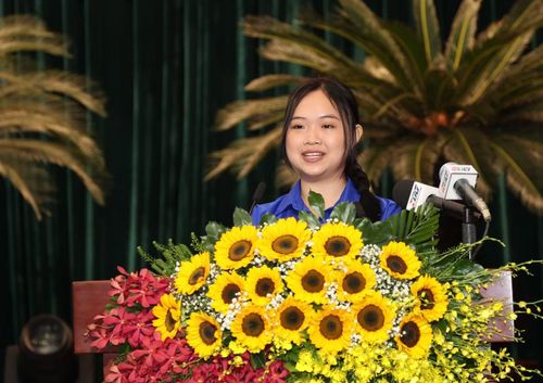 Phó Bí thư Đoàn Trường THPT Phú Nhuận Huỳnh Anh Thư phát biểu tri ân các thế hệ lão thành cách mạng.