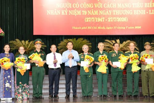 Chủ tịch UBND TPHCM Nguyễn Văn Được (thứ 5 từ trái qua) tặng quà tri ân các vị lão thành cách mạng.